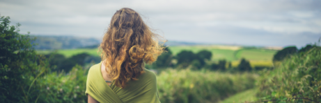 žena na procházce v jarní přírodě jako jednoduchý pohyb pro zdraví a hubnutí