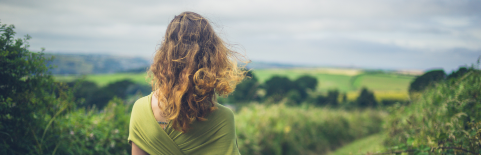 žena na procházce v jarní přírodě jako jednoduchý pohyb pro zdraví a hubnutí