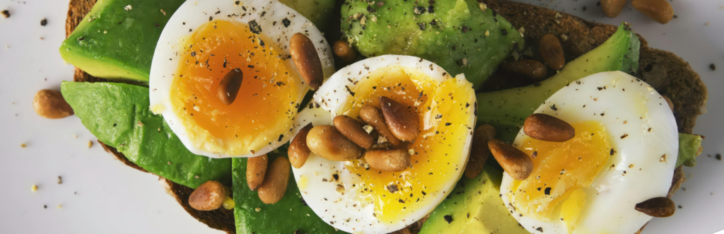 zdravá snídaně s vejci a avokádem plná bílkovin